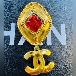 CHANEL VINTAGE GRIPOIX BROOCH ( LIVE SHOWING)